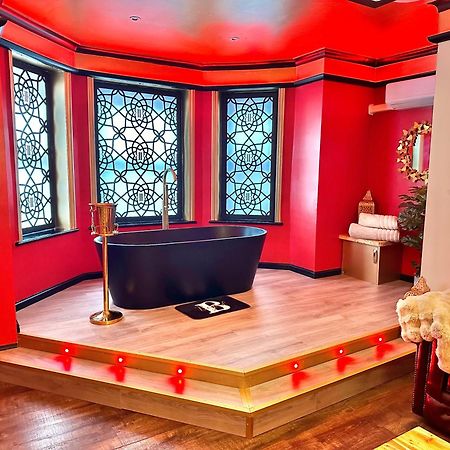 Beyond - Romantic Basement Apartment - Close To Beach - With Parking Bournemouth Dış mekan fotoğraf