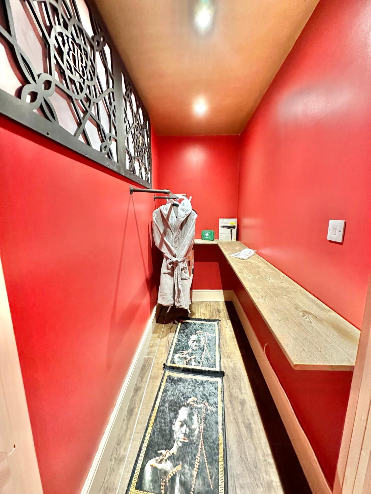 Beyond - Romantic Basement Apartment - Close To Beach - With Parking Bournemouth Dış mekan fotoğraf