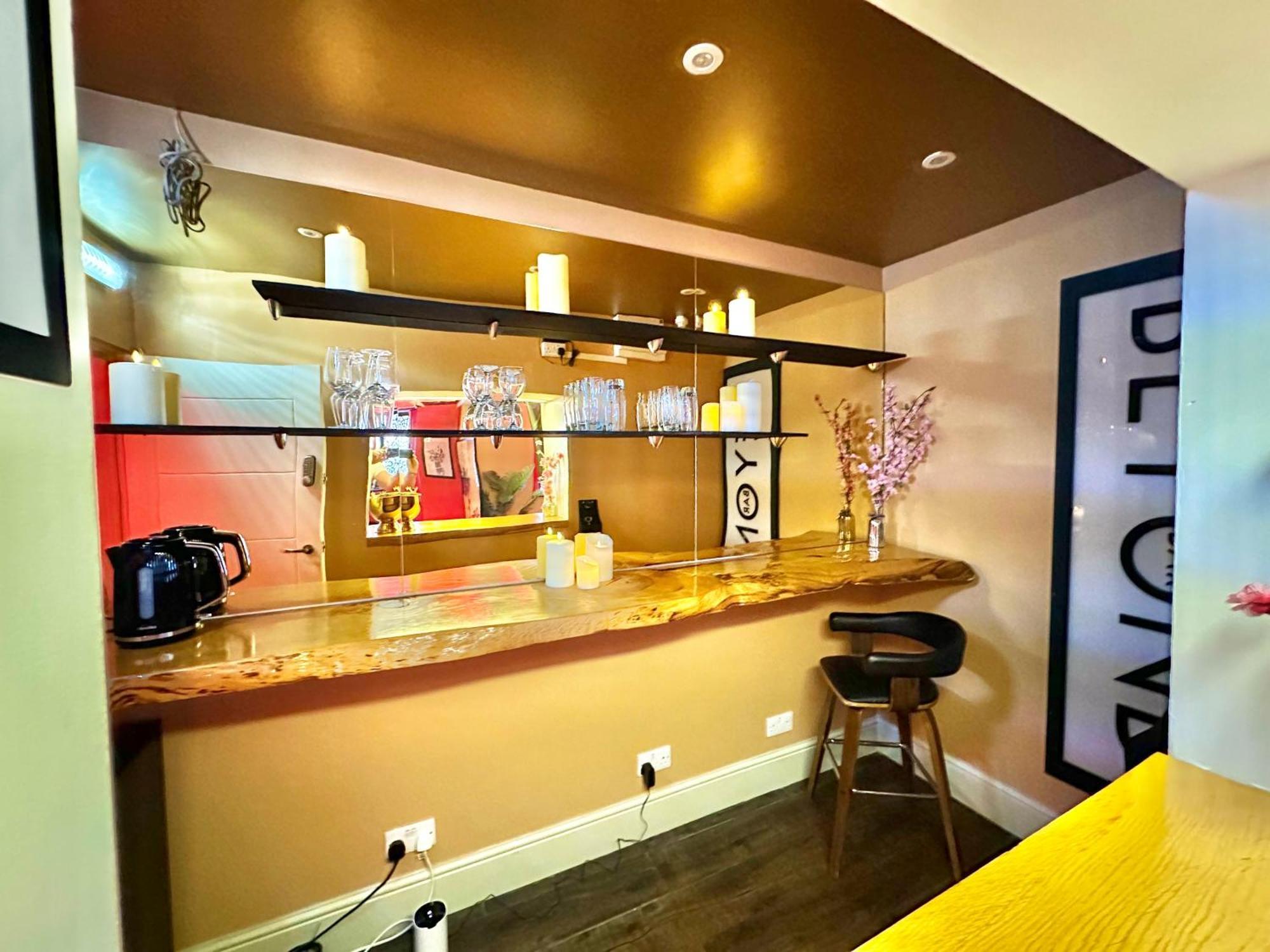 Beyond - Romantic Basement Apartment - Close To Beach - With Parking Bournemouth Dış mekan fotoğraf