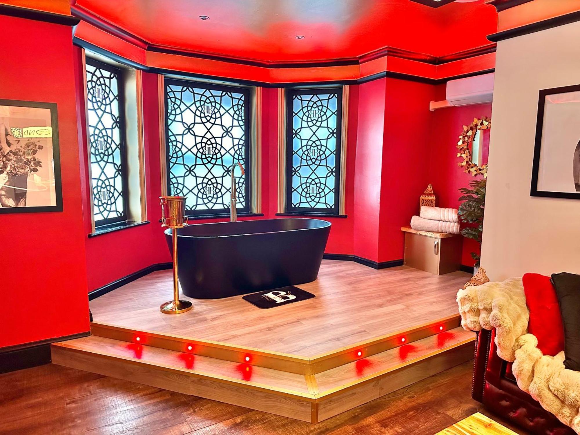Beyond - Romantic Basement Apartment - Close To Beach - With Parking Bournemouth Dış mekan fotoğraf