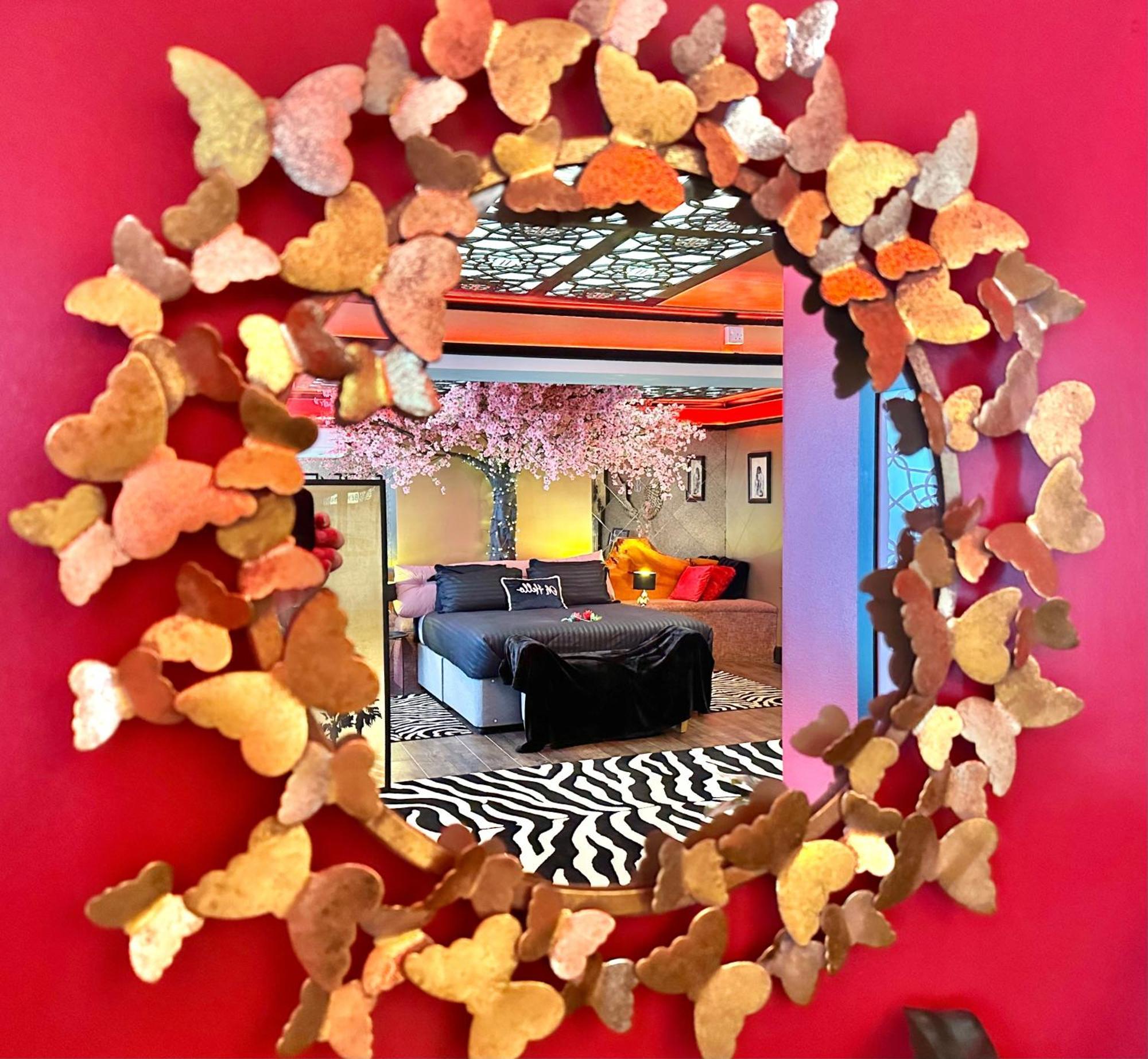 Beyond - Romantic Basement Apartment - Close To Beach - With Parking Bournemouth Dış mekan fotoğraf