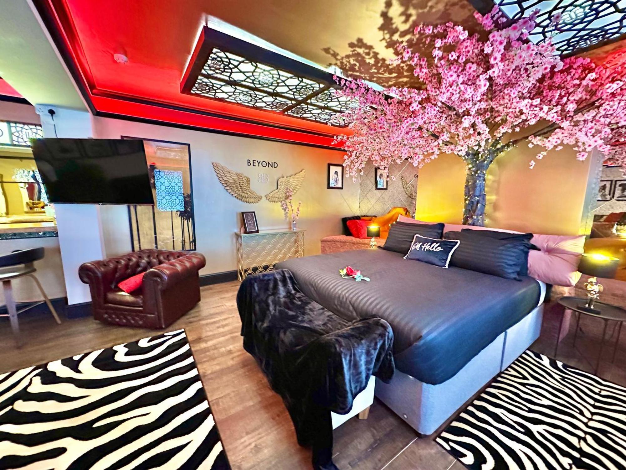 Beyond - Romantic Basement Apartment - Close To Beach - With Parking Bournemouth Dış mekan fotoğraf