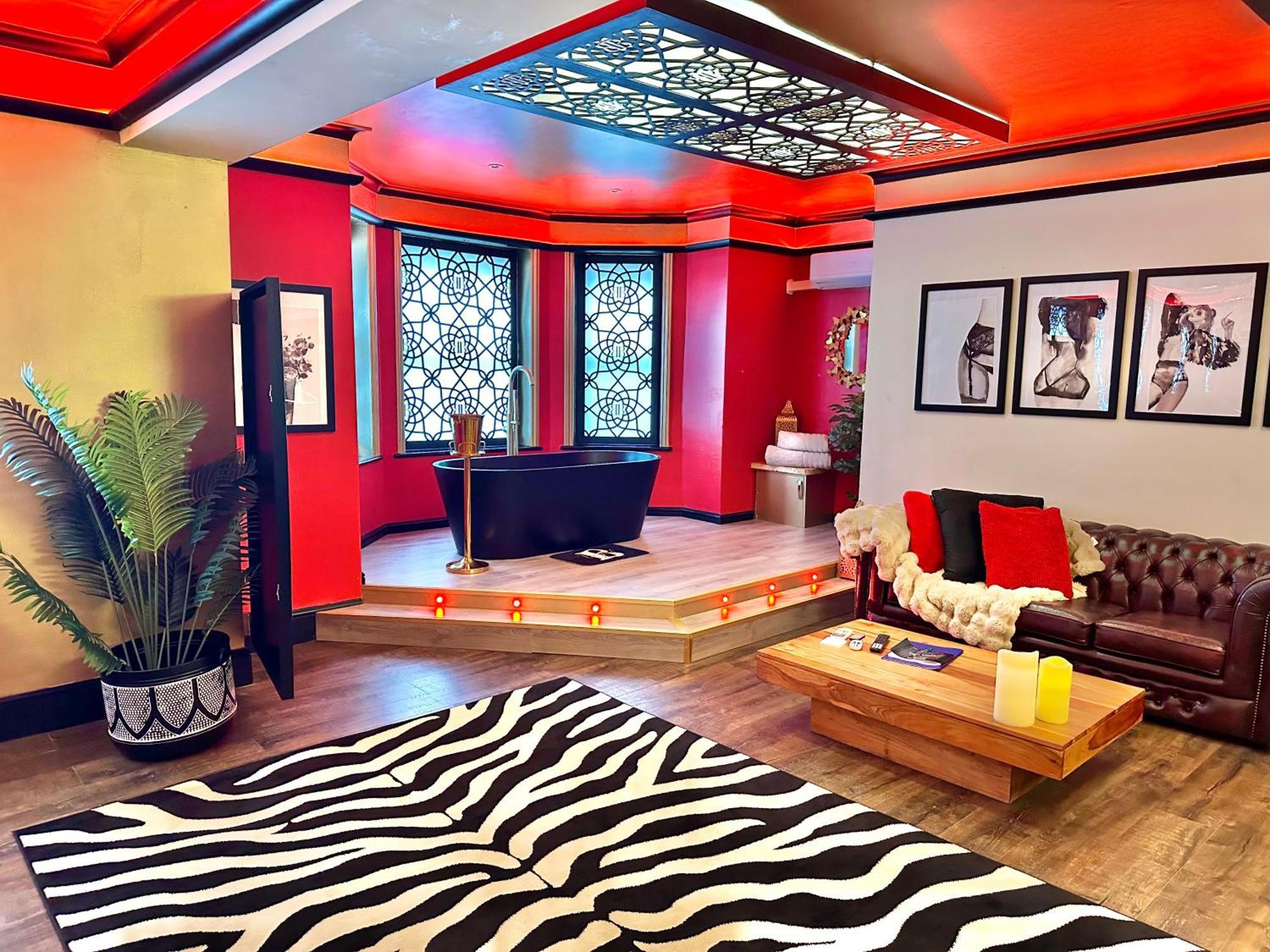 Beyond - Romantic Basement Apartment - Close To Beach - With Parking Bournemouth Dış mekan fotoğraf