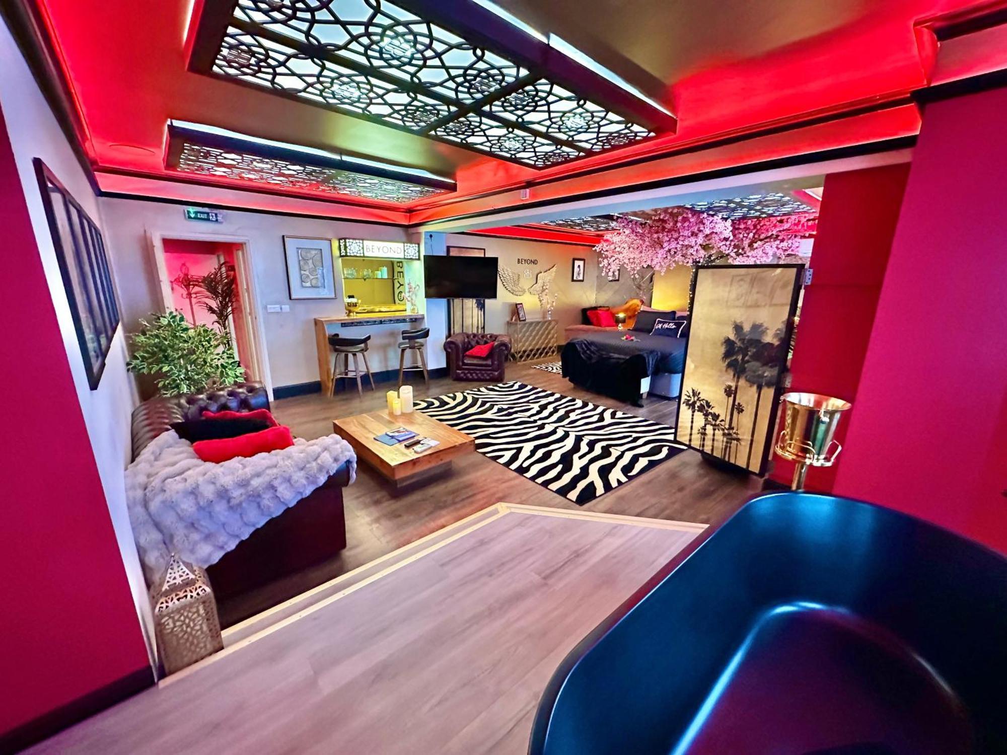 Beyond - Romantic Basement Apartment - Close To Beach - With Parking Bournemouth Dış mekan fotoğraf