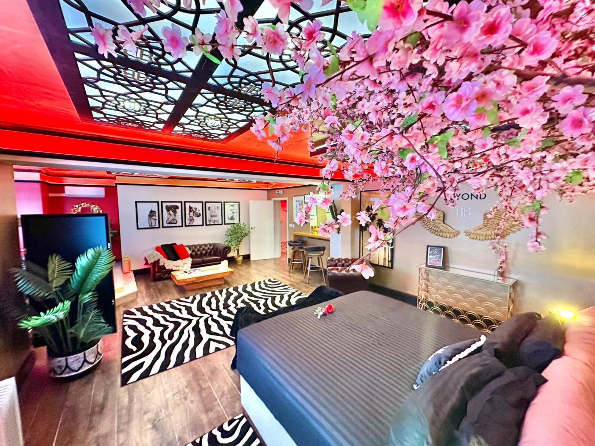 Beyond - Romantic Basement Apartment - Close To Beach - With Parking Bournemouth Dış mekan fotoğraf