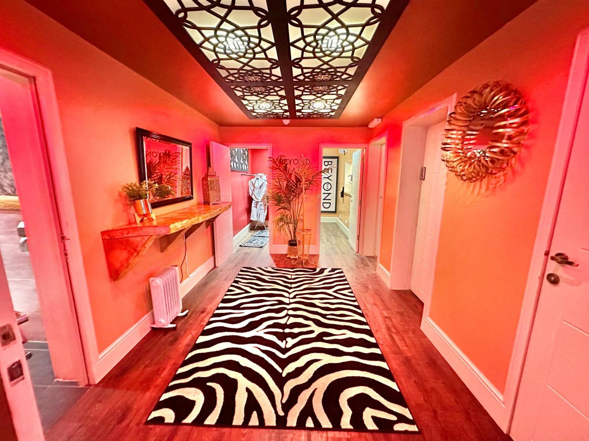 Beyond - Romantic Basement Apartment - Close To Beach - With Parking Bournemouth Dış mekan fotoğraf
