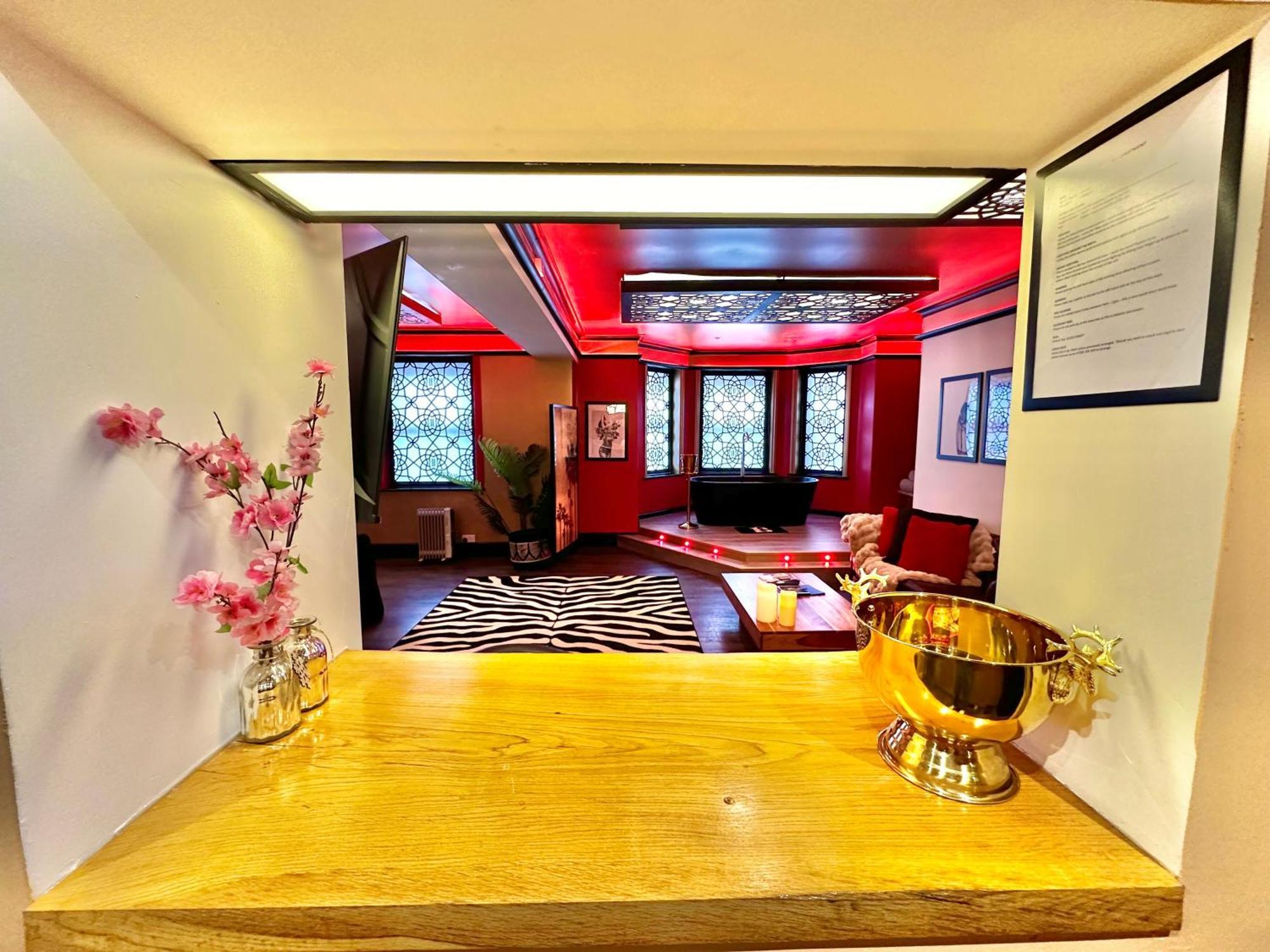 Beyond - Romantic Basement Apartment - Close To Beach - With Parking Bournemouth Dış mekan fotoğraf