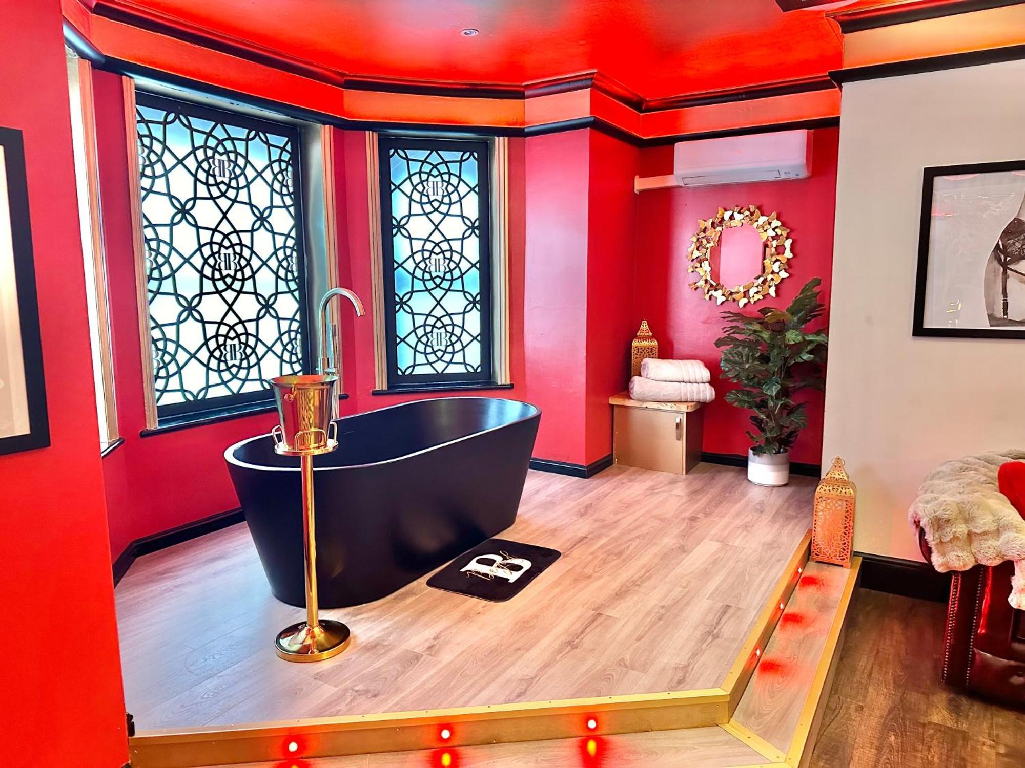 Beyond - Romantic Basement Apartment - Close To Beach - With Parking Bournemouth Dış mekan fotoğraf