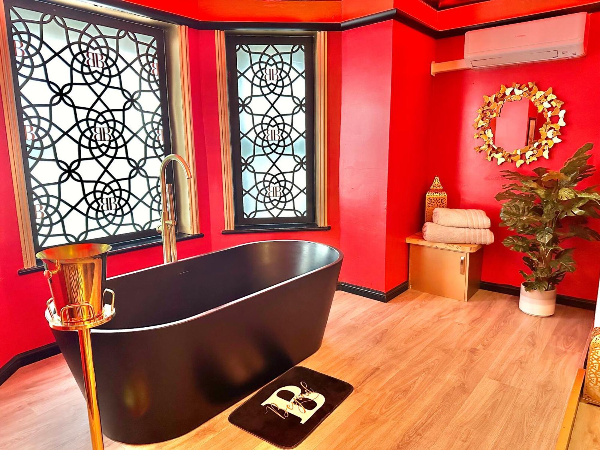 Beyond - Romantic Basement Apartment - Close To Beach - With Parking Bournemouth Dış mekan fotoğraf
