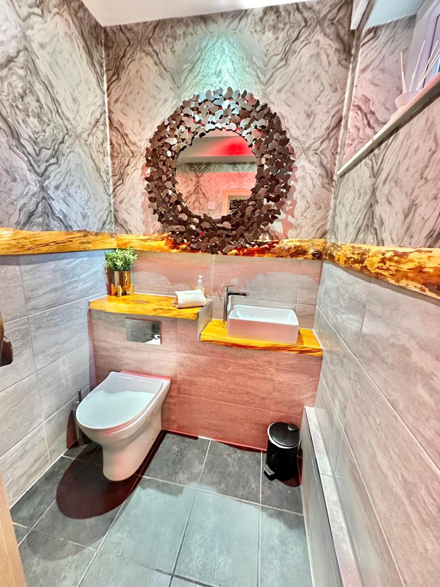 Beyond - Romantic Basement Apartment - Close To Beach - With Parking Bournemouth Dış mekan fotoğraf