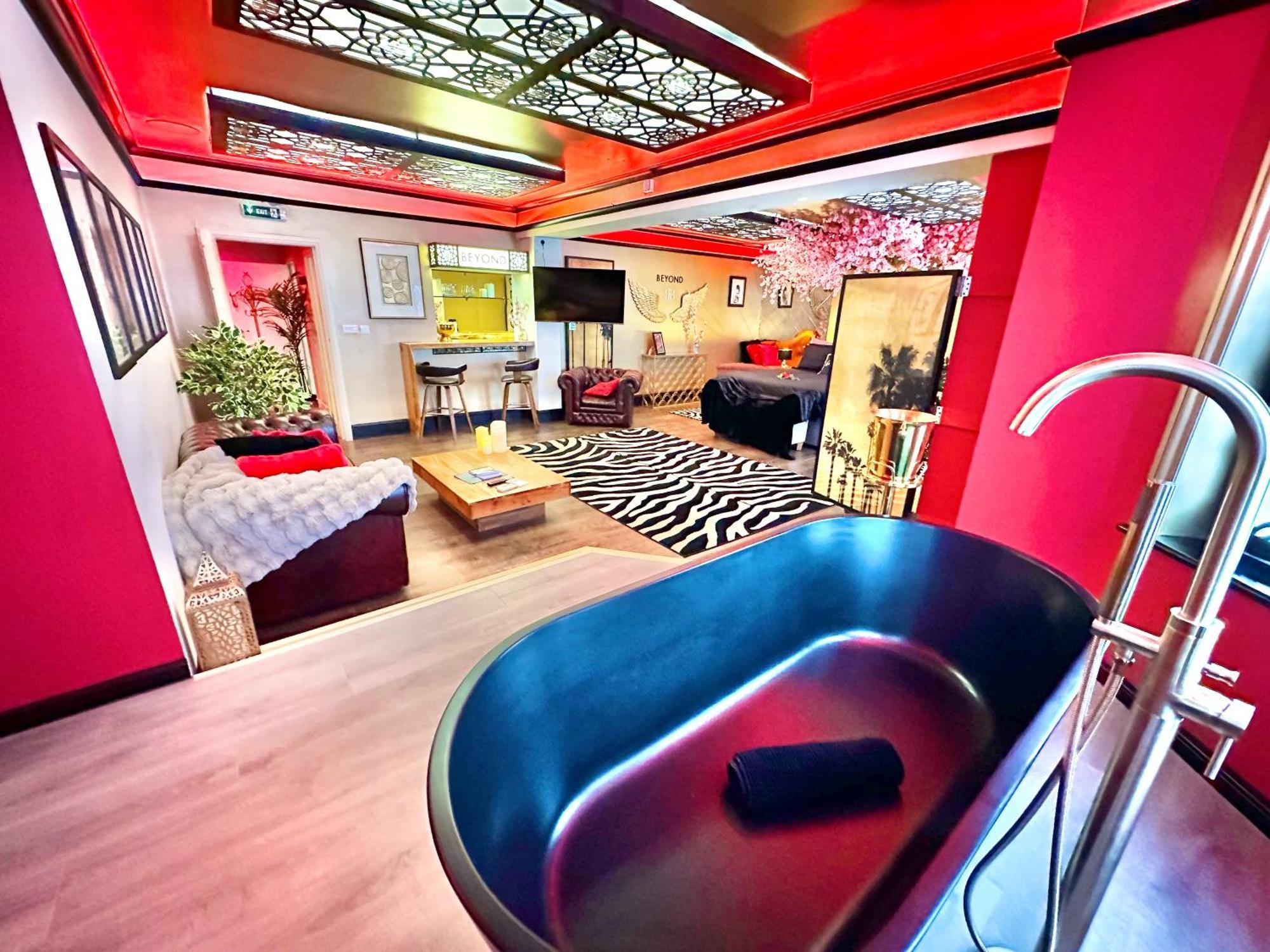 Beyond - Romantic Basement Apartment - Close To Beach - With Parking Bournemouth Dış mekan fotoğraf