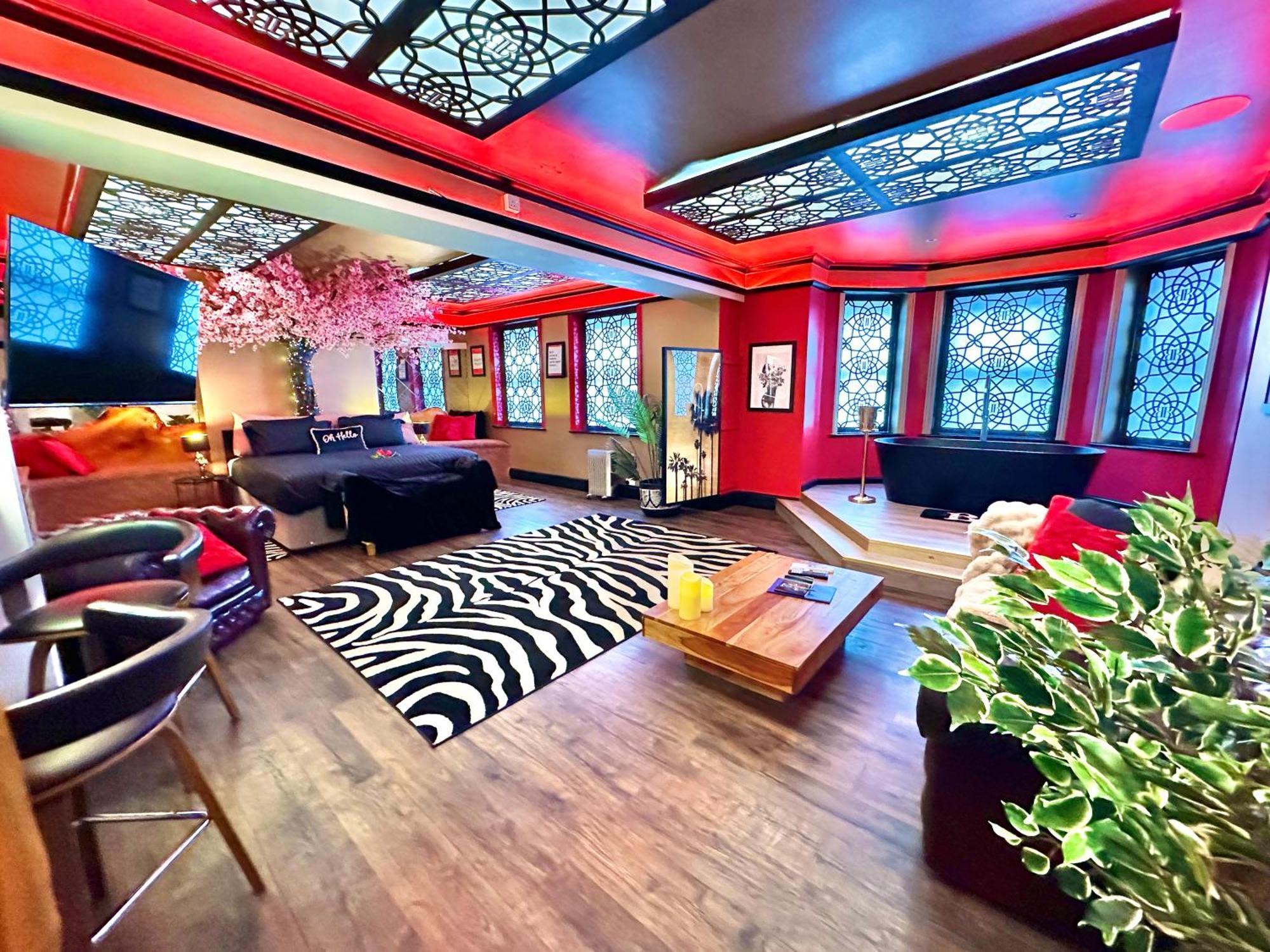 Beyond - Romantic Basement Apartment - Close To Beach - With Parking Bournemouth Dış mekan fotoğraf