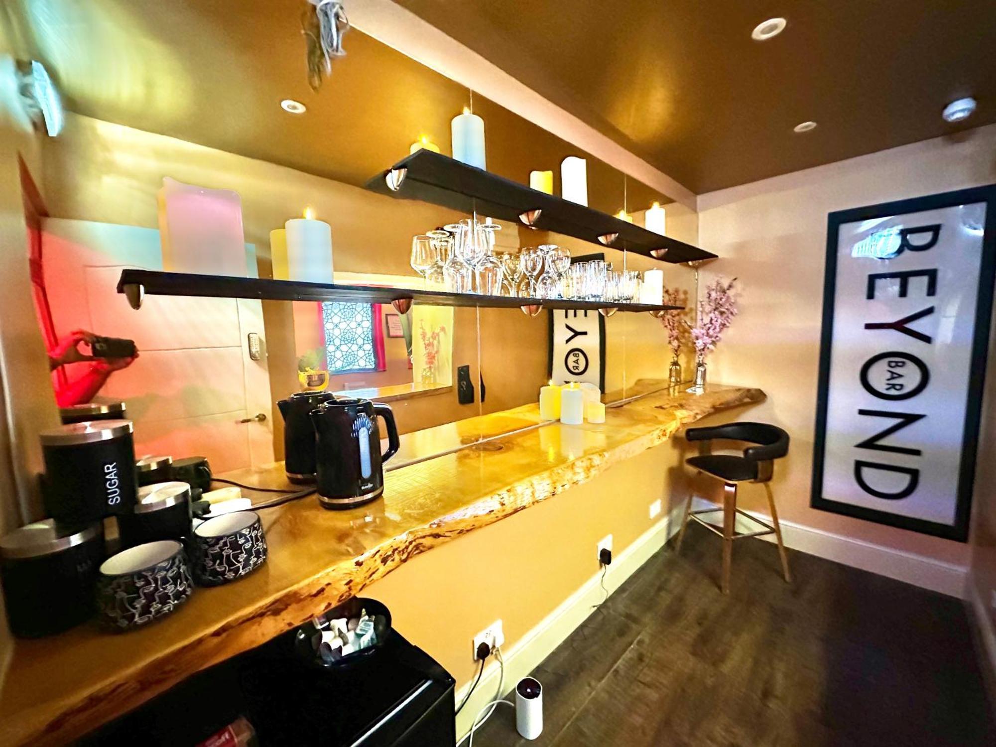Beyond - Romantic Basement Apartment - Close To Beach - With Parking Bournemouth Dış mekan fotoğraf