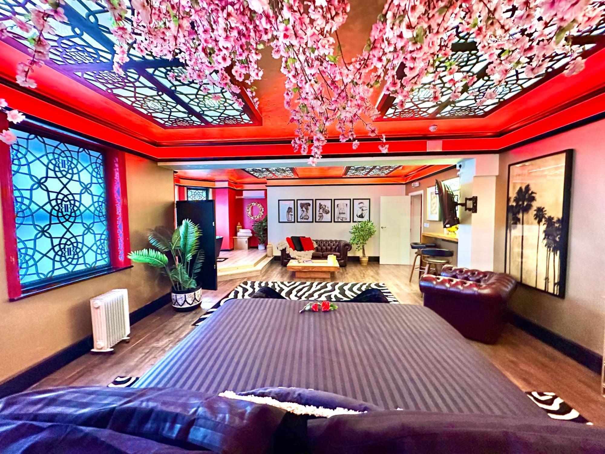 Beyond - Romantic Basement Apartment - Close To Beach - With Parking Bournemouth Dış mekan fotoğraf