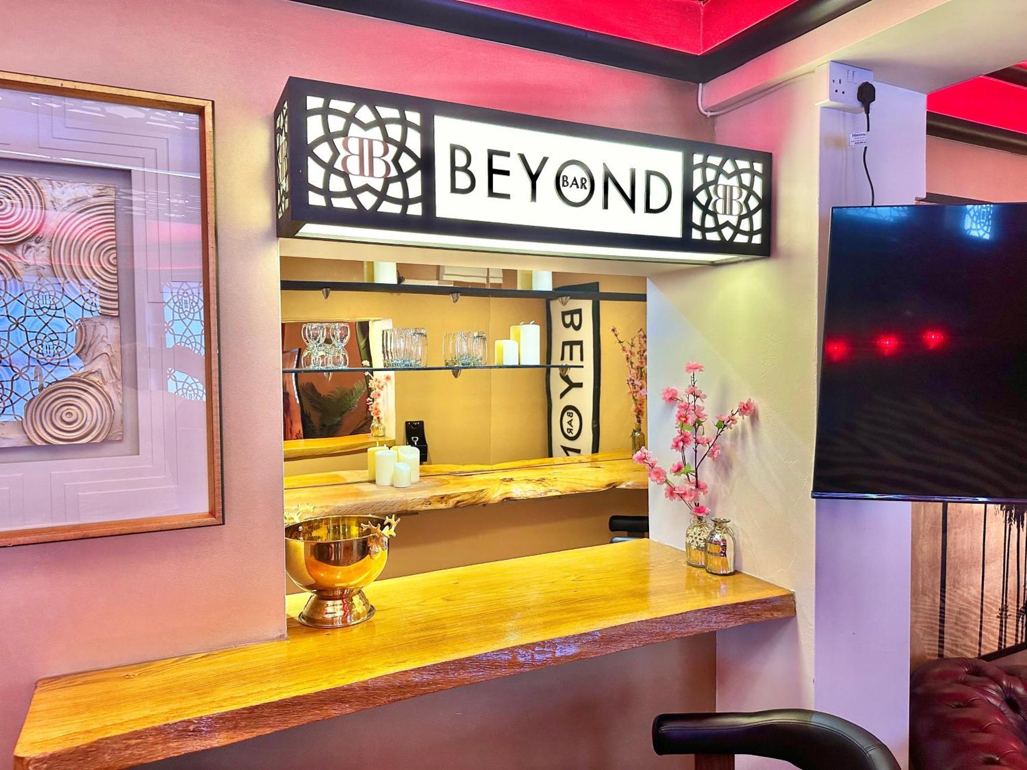Beyond - Romantic Basement Apartment - Close To Beach - With Parking Bournemouth Dış mekan fotoğraf