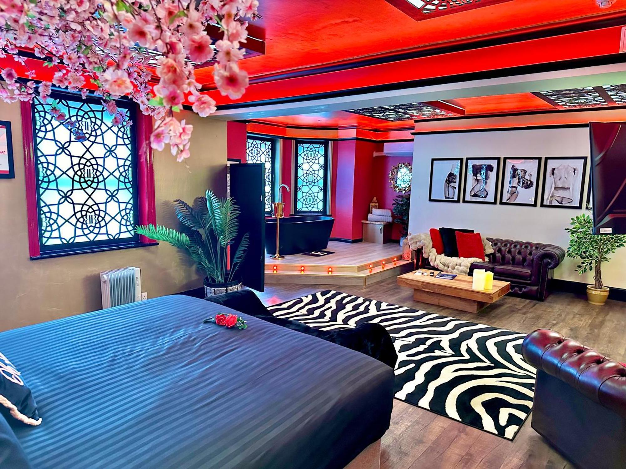 Beyond - Romantic Basement Apartment - Close To Beach - With Parking Bournemouth Dış mekan fotoğraf